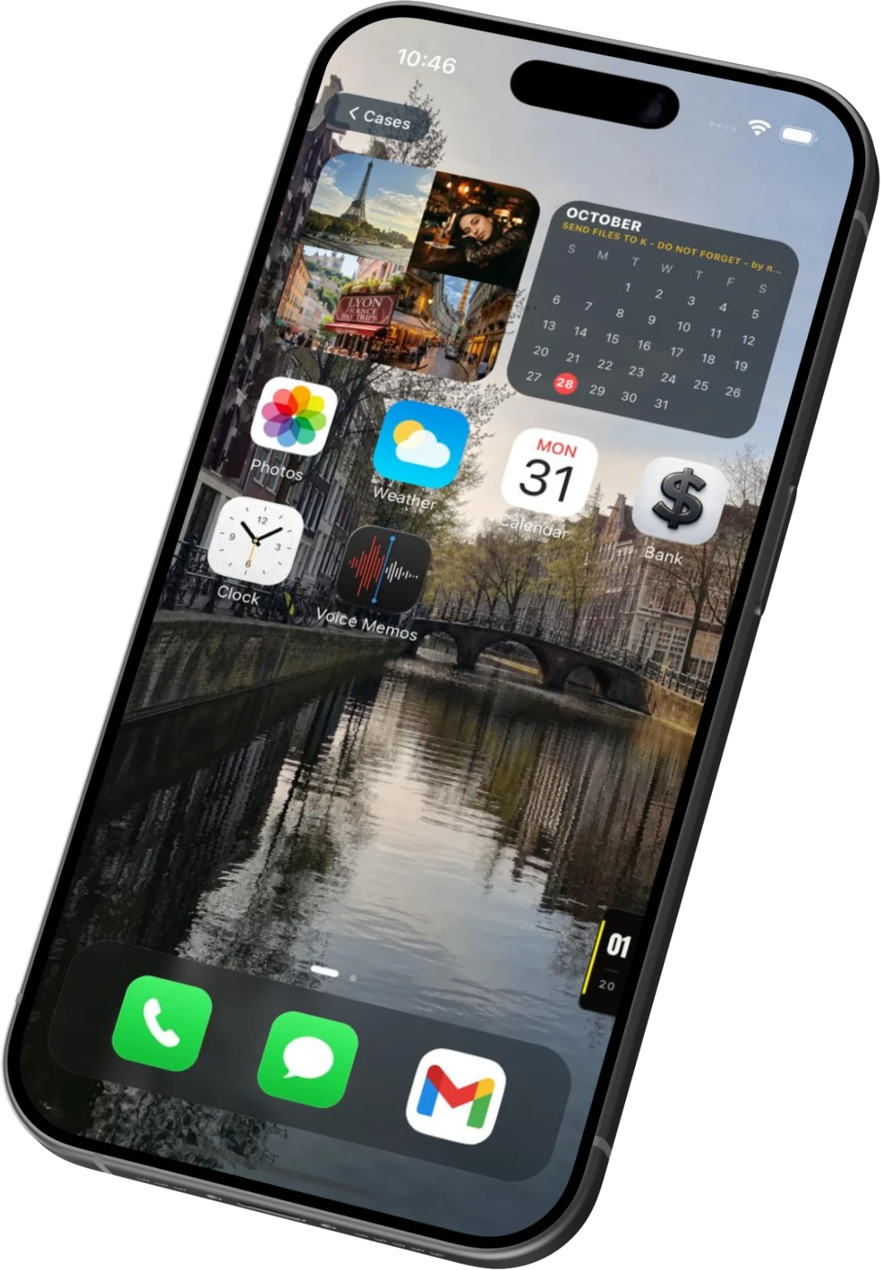 The victim's phone in Untraced: home screen with Photos, Calendar, Voice Memos, Bank and Gmail
